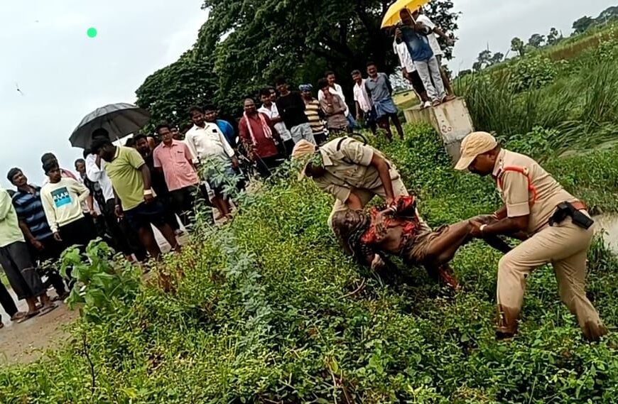 నేను వున్నాను… అంటూ మృతదేహాన్ని పైకి తీసుకవచ్చిన దుగ్గొండి ఎస్.ఐ